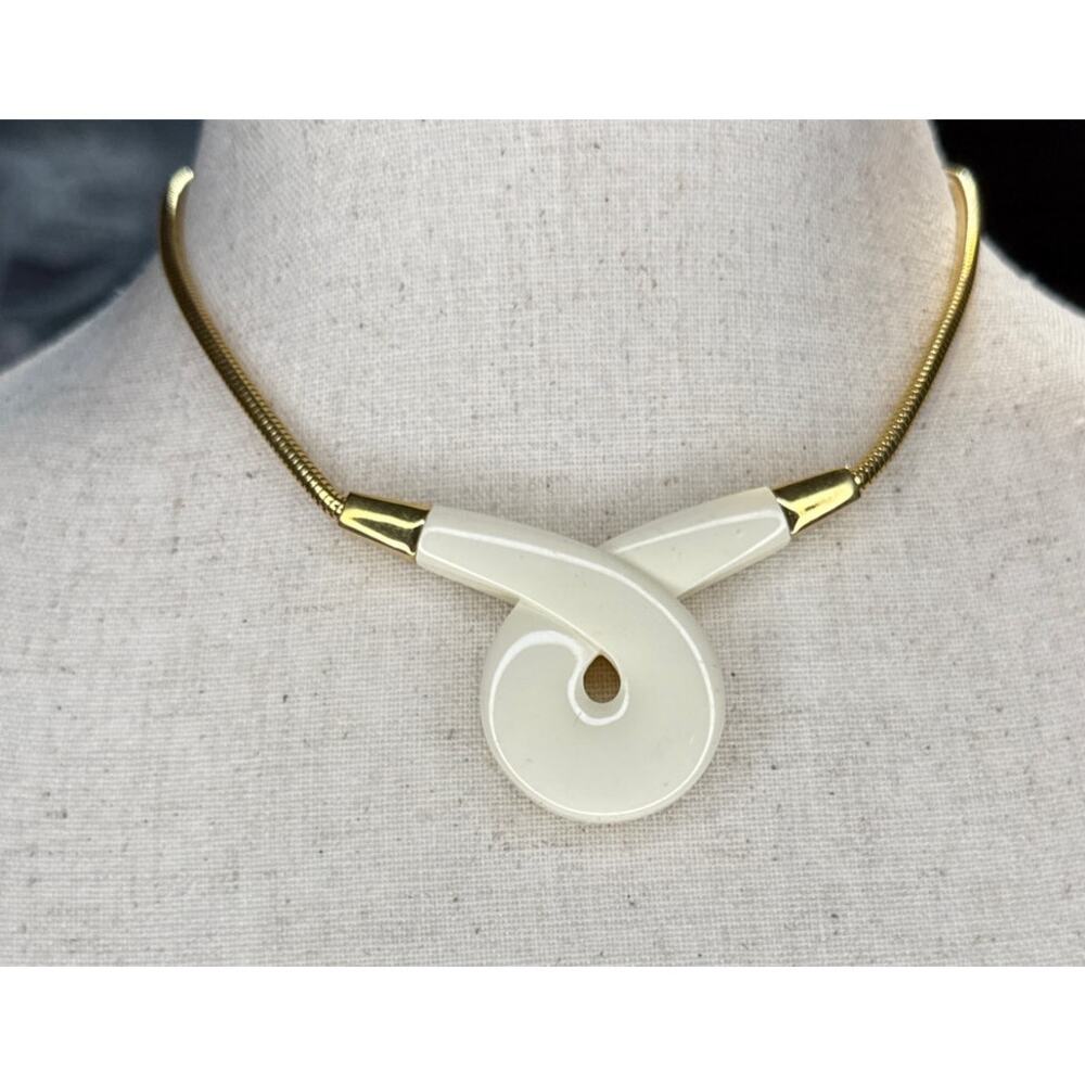 Crown Trifari Cream Resin & Snake Chain Gold Tone Pendant Necklace - 15"